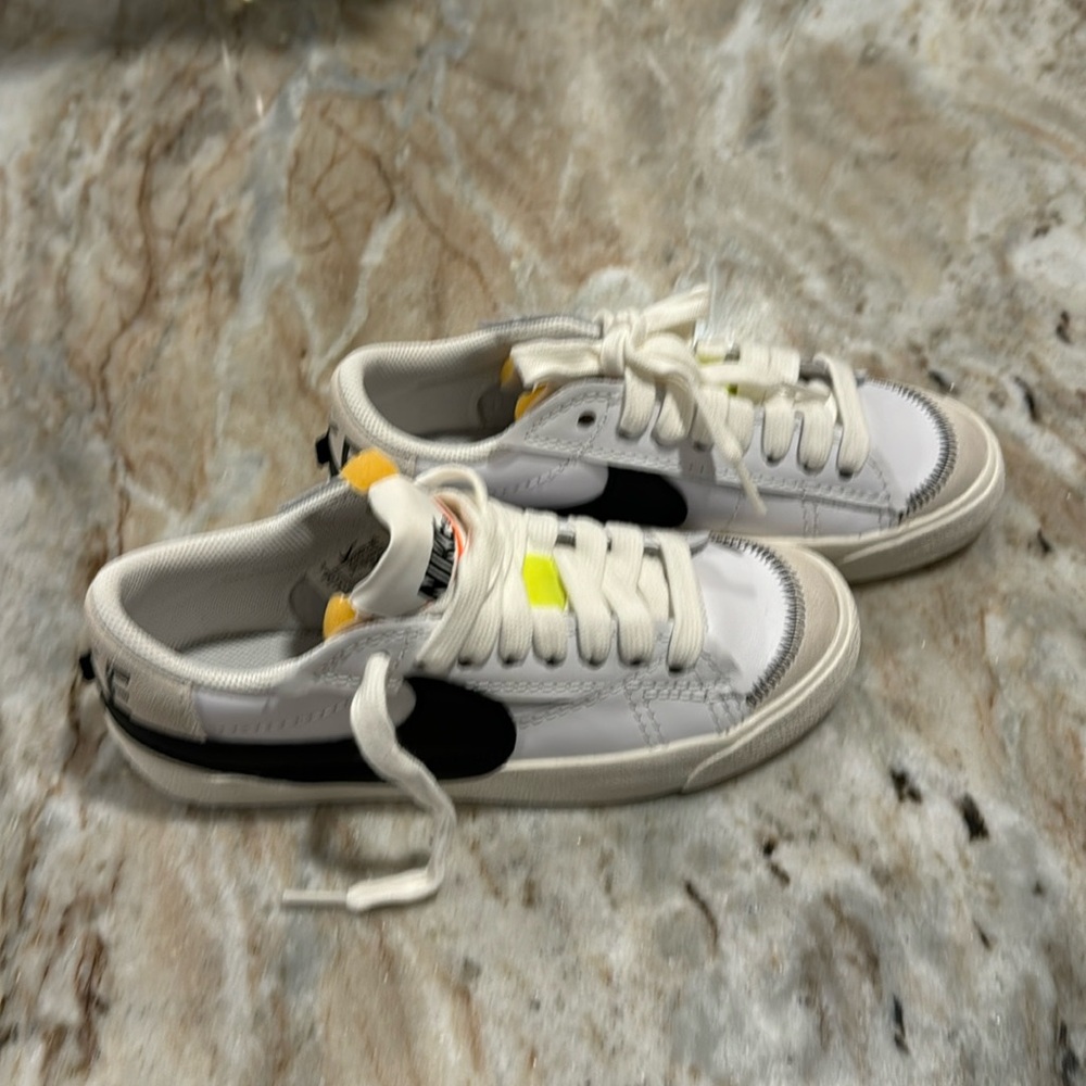 UNWORN BRAND NEW Funky NIKE SNEAKERS